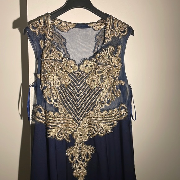 Gold and blue gathering. - Picture 1 of 4